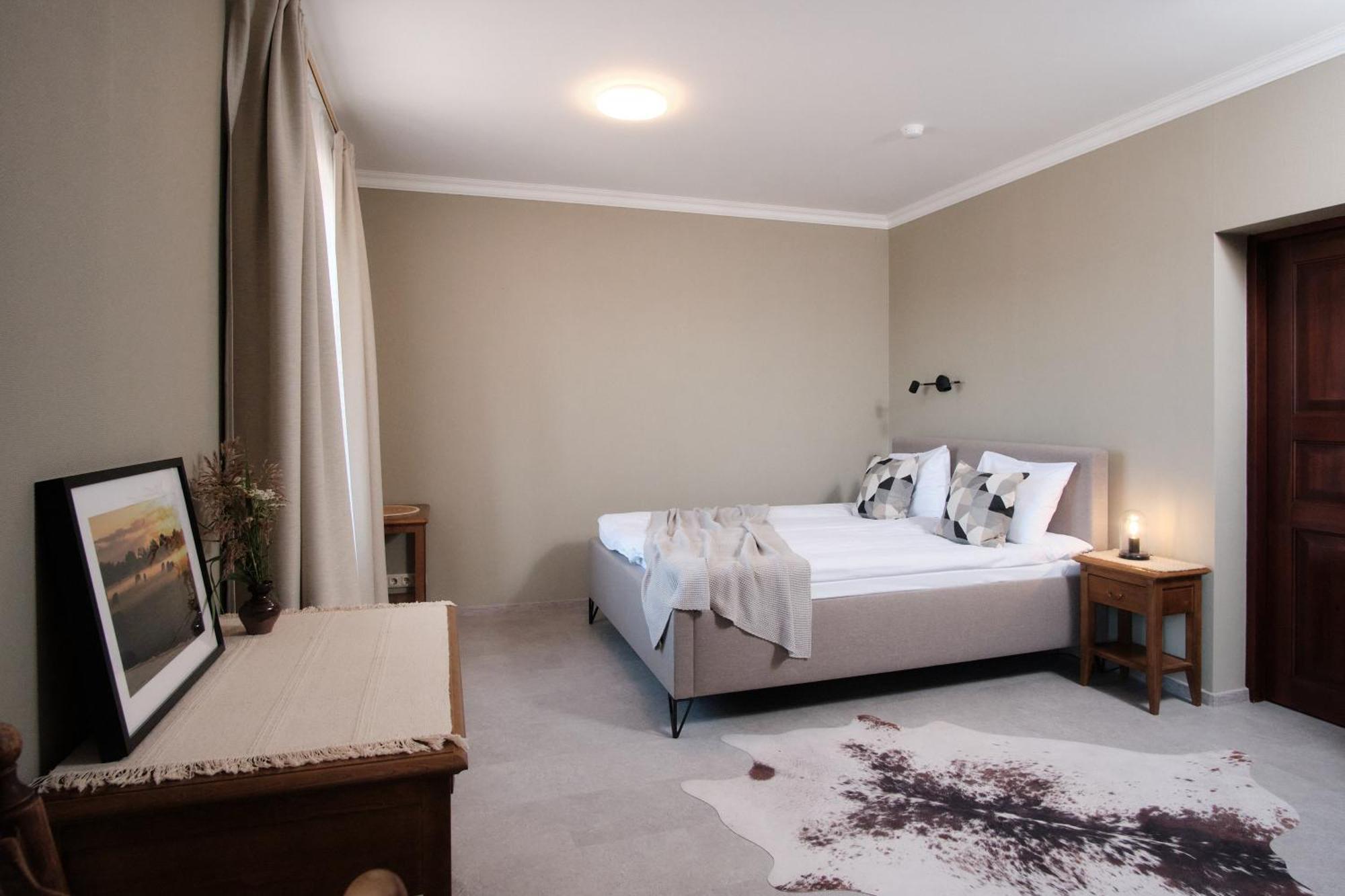 Hotel Pernigele Yelgavkrasty Ngoại thất bức ảnh