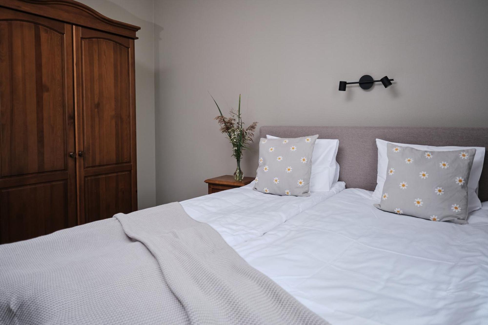 Hotel Pernigele Yelgavkrasty Ngoại thất bức ảnh