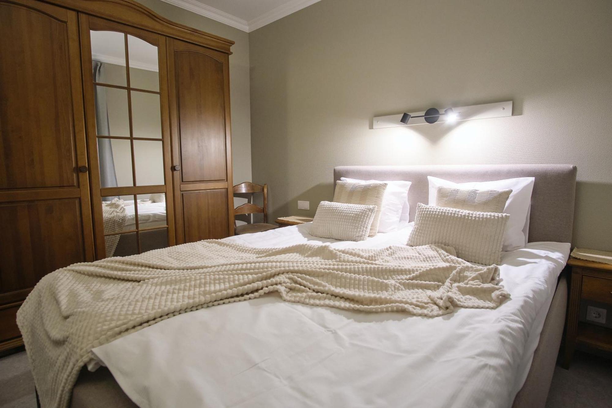 Hotel Pernigele Yelgavkrasty Ngoại thất bức ảnh