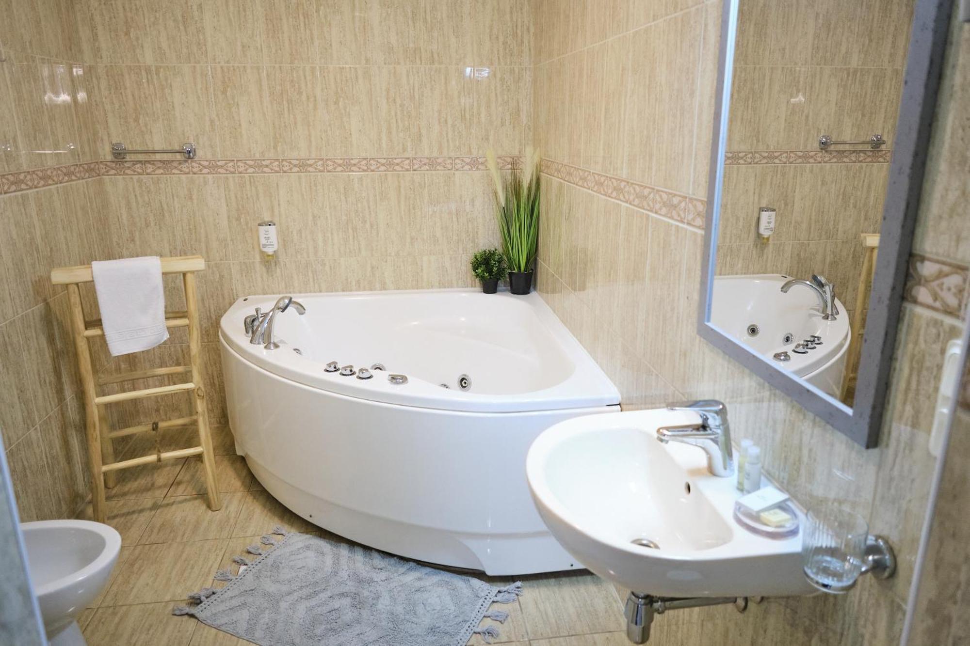 Hotel Pernigele Yelgavkrasty Ngoại thất bức ảnh